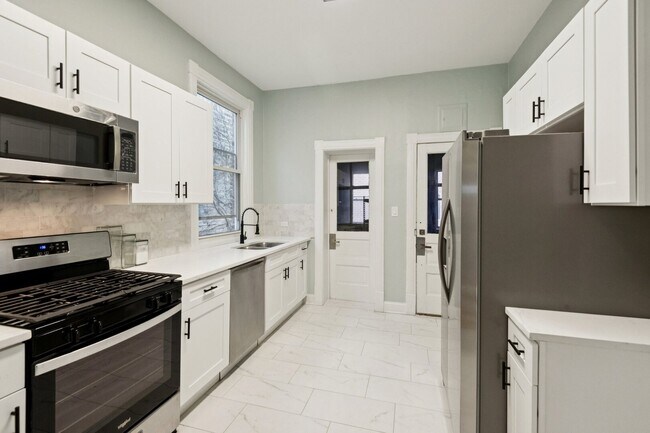 Building Photo - 903 W Addison St