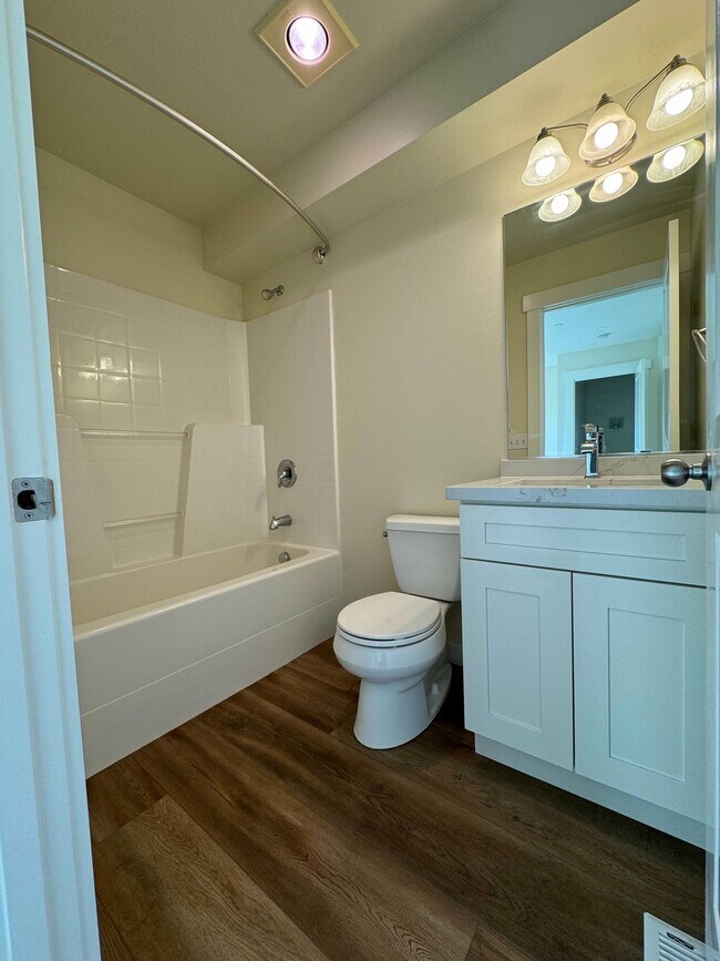 Building Photo - 2455 NE Park Dr