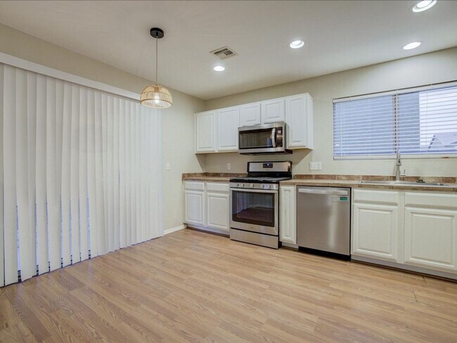 Building Photo - 2 Bedroom, 2.5 Bath