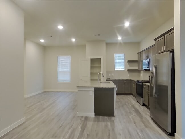 Building Photo - 9835 Willow Creek Commerce Dr