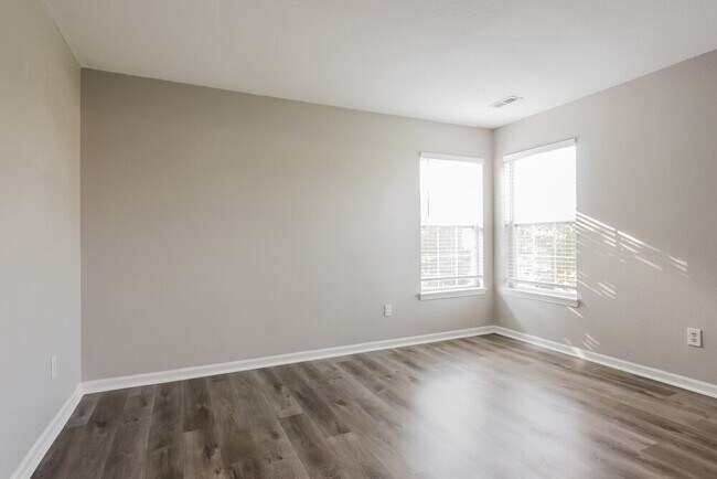 Building Photo - 1580 Cold Spring Dr