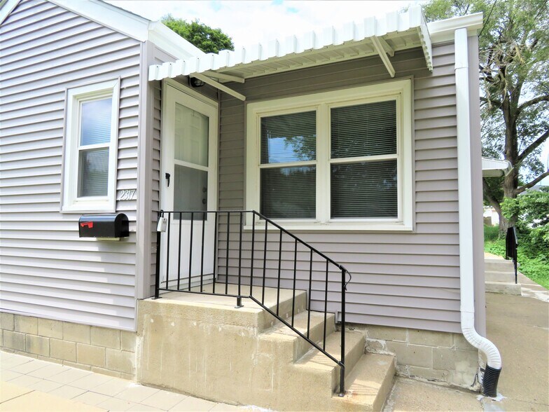 Building Photo - 2317 S Henry St