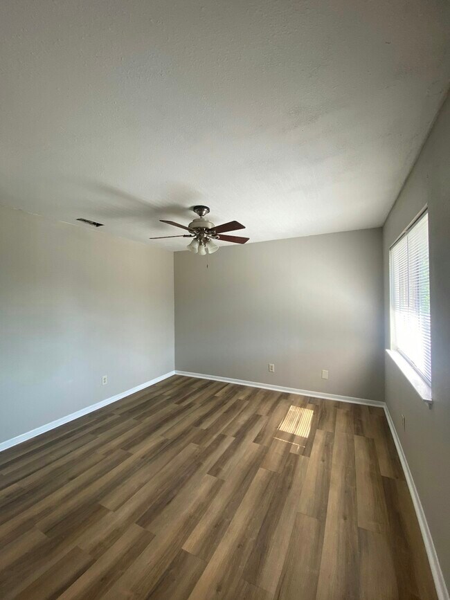 Building Photo - 1690 Hofheinz St