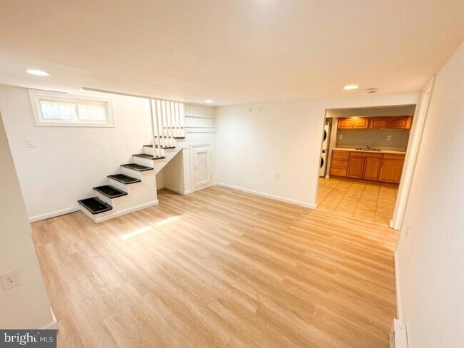 Building Photo - 209 4th Ave