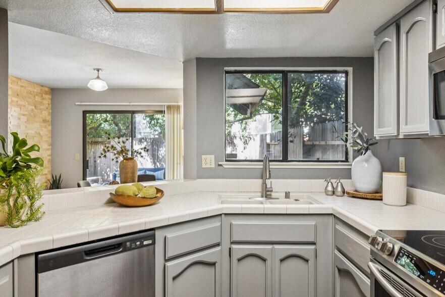Building Photo - 7300 Perera Cir