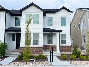 Building Photo - Gorgeous Townhome at Mountain Ridge!
