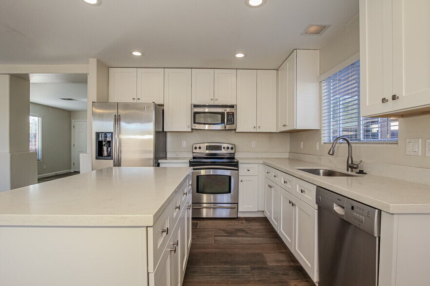 Building Photo - 2902 W Irma Ln