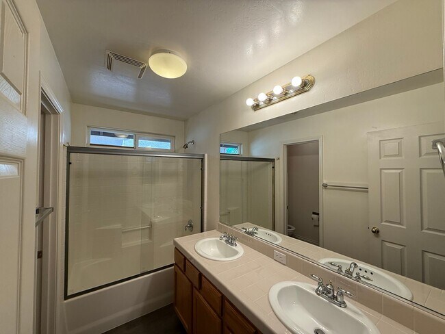 Building Photo - 10919 Golden Valley Dr