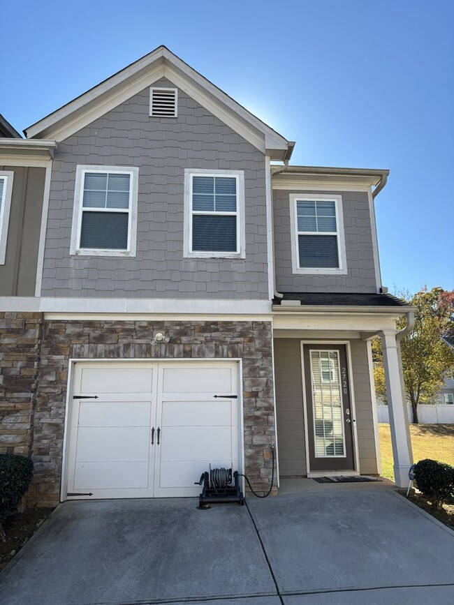 Building Photo - Gated Private Community! Spacious 3 Bedroom and 2.5 Bath End Unit Townhome