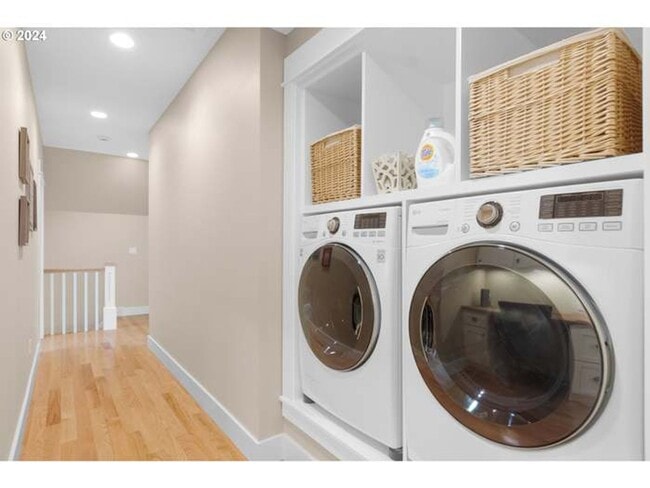 Building Photo - Beautifully updated, furnished home with wrap around porch and Columbia River Views!