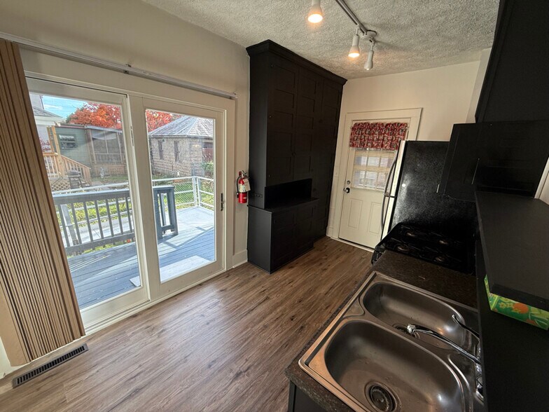 Building Photo - 1051 Elk St