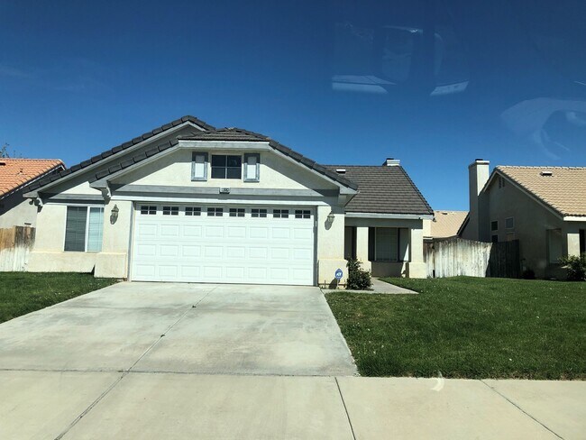 Gorgeous and Large 4 bedroom Custom Singl... - Gorgeous and Large  4 bedroom Custom Singl...
