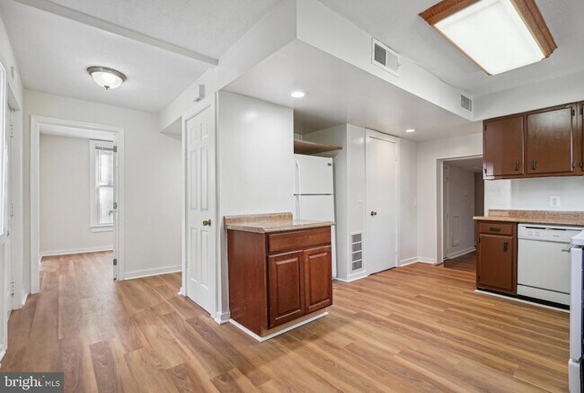 Building Photo - 7405 Columbia Ave