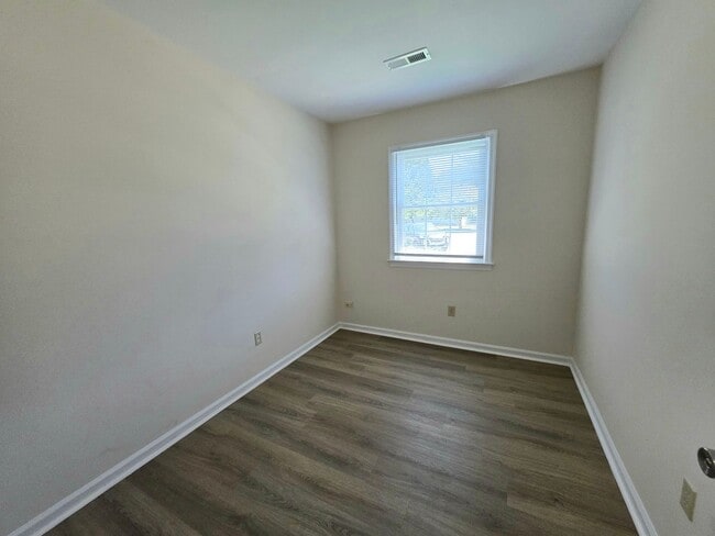 Building Photo - Move In Ready 3 Bedroom Ranch!
