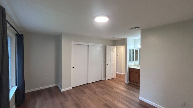 Building Photo - 1917 Coral Oak Ct