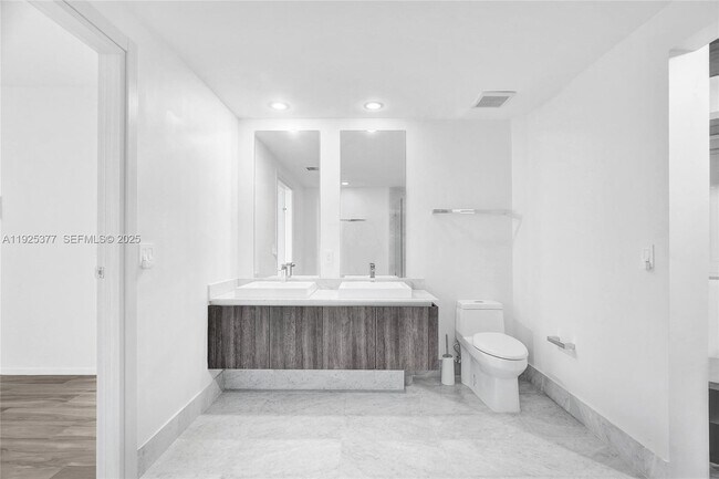 Building Photo - 801 S Miami Ave