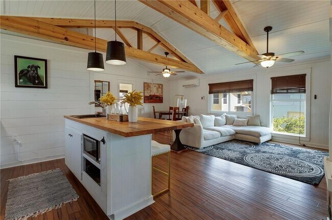 Building Photo - 3113 Bayou View Dr