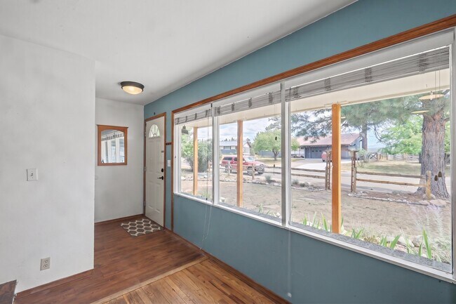 Building Photo - 305 Mesa Dr