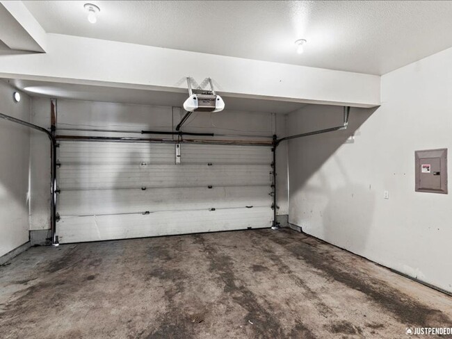 Building Photo - Spacious & Updated 3 Bedroom Duplex Near M...