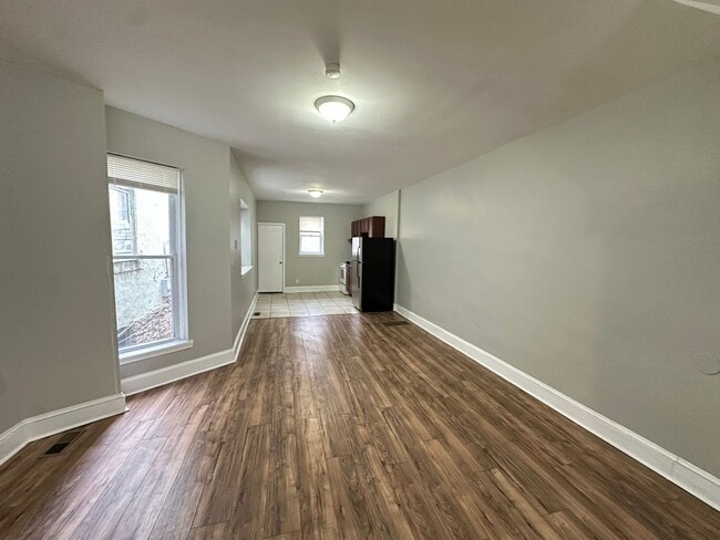 Building Photo - 440 W Fisher Ave