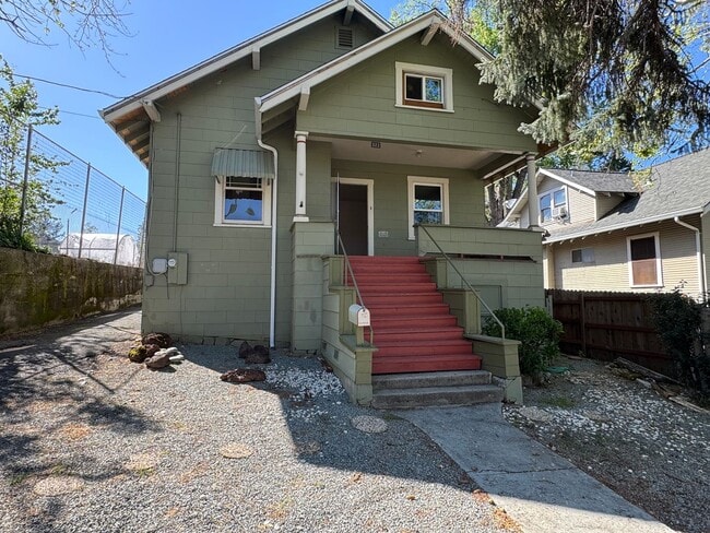 Building Photo - 2 Story home close to downtown