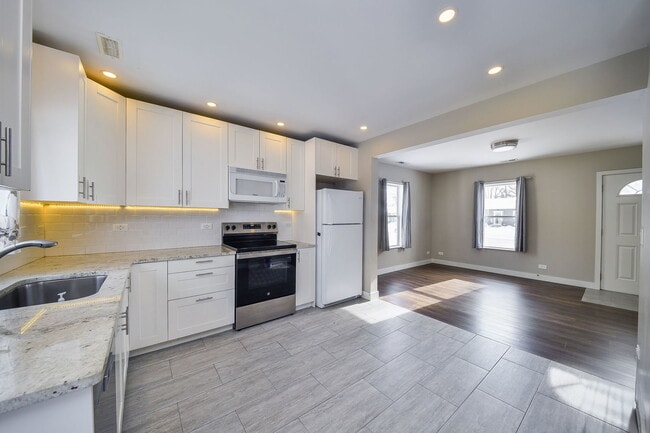 Building Photo - 825 Albert Ave