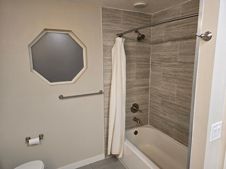 Master Bath - 389 N Donlee Dr
