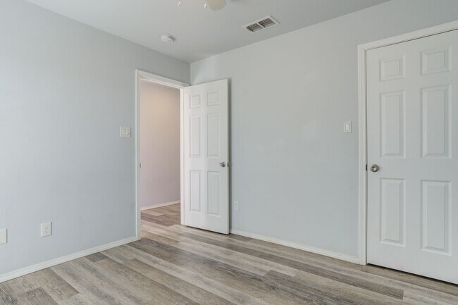Building Photo - 1101 N Englewood Ave