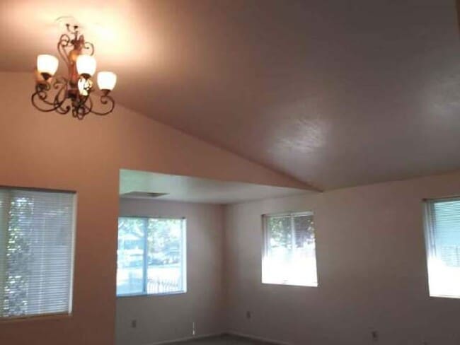 Building Photo - 3 bedroom 2 bath home close to downtown