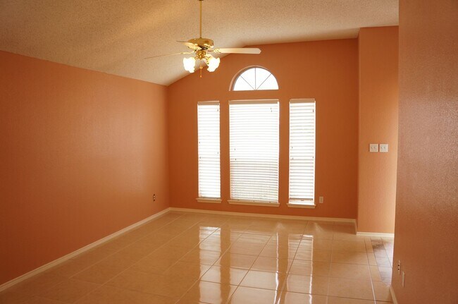 Building Photo - 8000 Summer Sun Dr