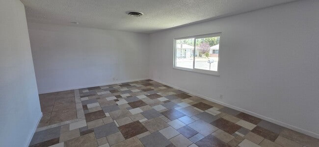 Building Photo - 55+ Community Two Bedrooms One Bath