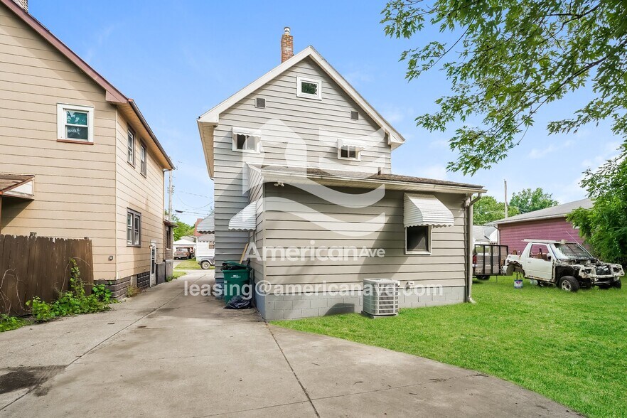 Building Photo - 5302 Kohout St