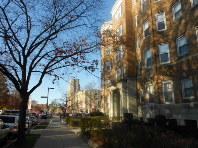 Building Photo - 231-235 Park Dr