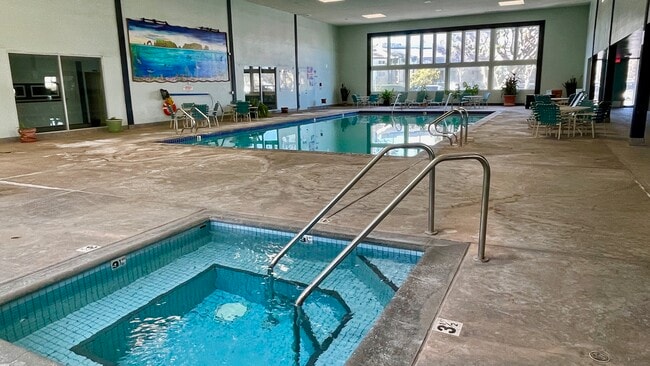 Condo tenants pool and jacuzzi. - 532 Ebbtide Cir