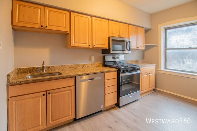 Building Photo - 3823 W Wrightwood Ave