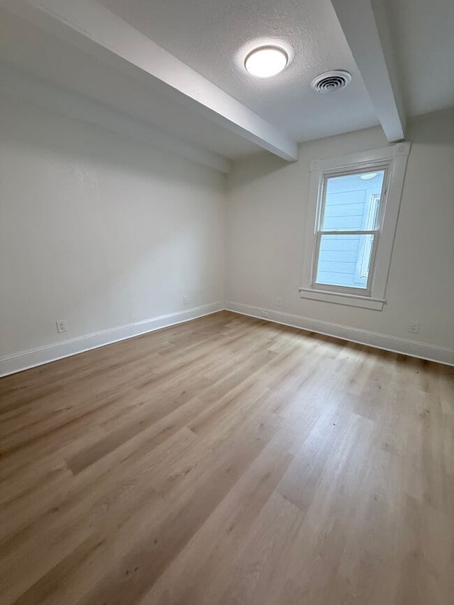 Building Photo - Gorgeous Four Bedroom Completed Upgraded