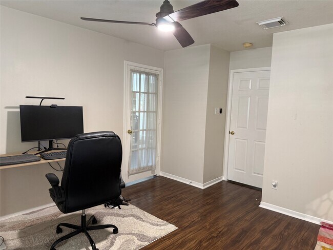Building Photo - 11807 McKinney Falls Ct