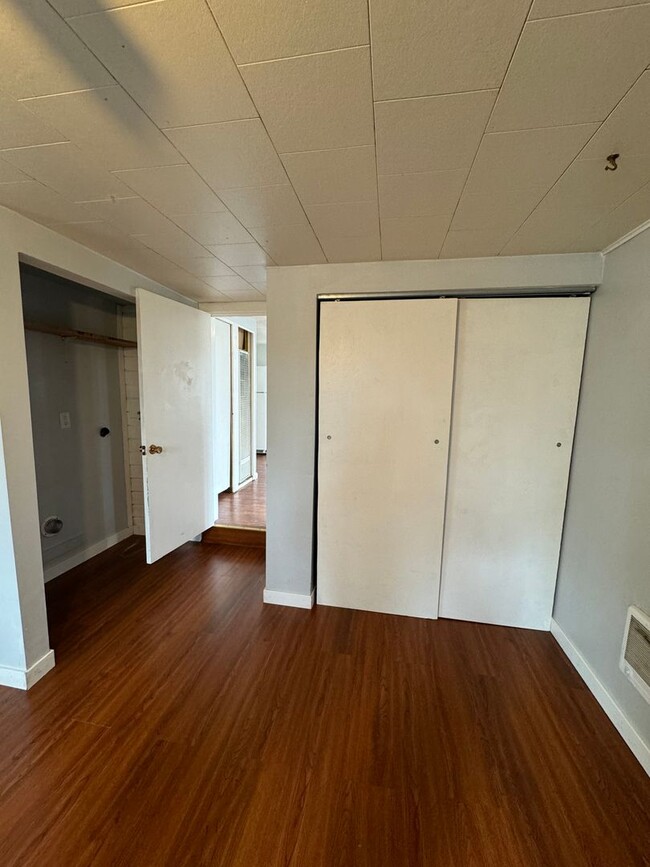 Building Photo - Hard to find 1 bdrm, 1 bath house with carport.