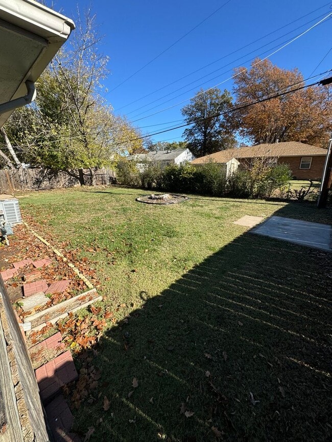 Building Photo - $1250 - 3 bed 2 bath - Single Family Home