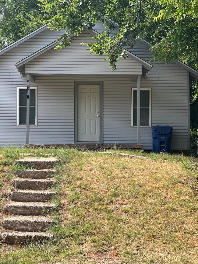 Building Photo - 618 W Apache St