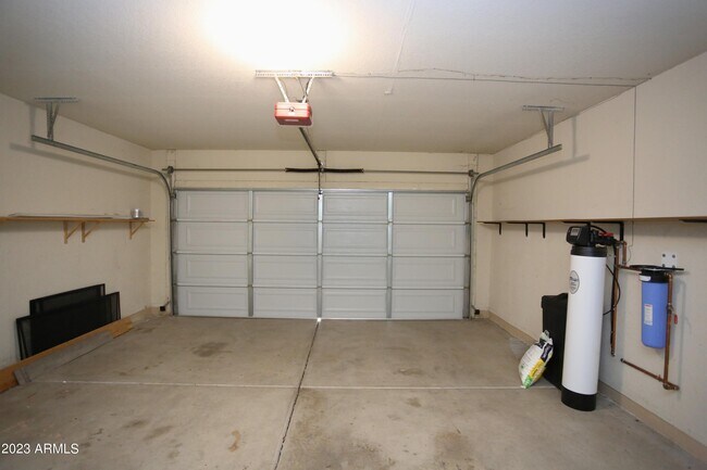 Building Photo - 924 E Manor Dr