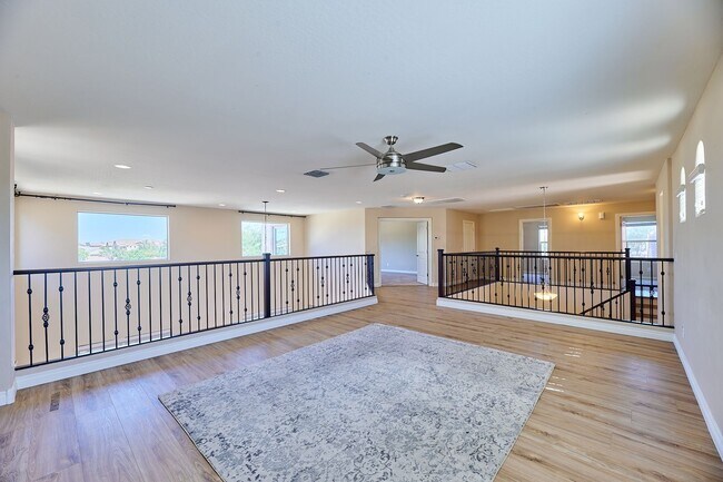 Building Photo - Lynx