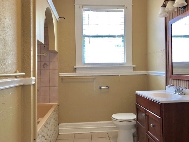 Building Photo - ROMANTIC DETAILS & a Cottage Feel! 3 Bedro...