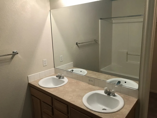 Building Photo - Spacious 5 Bedroom, 3 Bath Ranch Home with 2-Car Garage