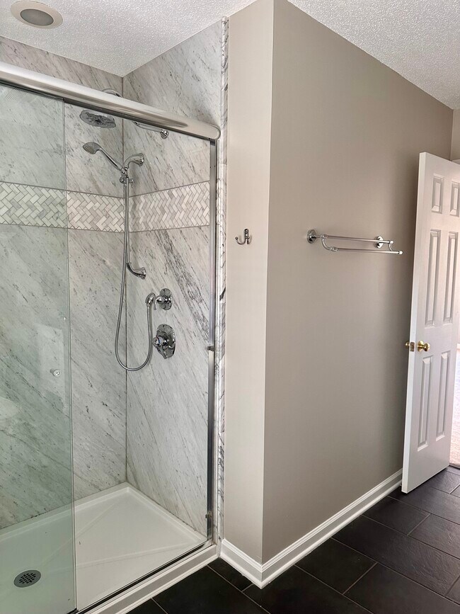 Building Photo - 213 Trailview Dr