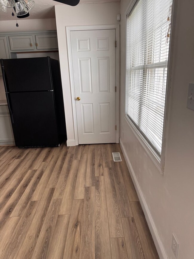 Building Photo - 3 Bedroom || 2 Full Bathroom & 2 Half Bath...
