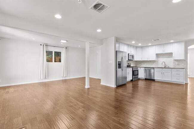 Building Photo - 501 Arbor Ln