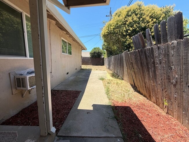 Building Photo - 5725 Woodleigh Dr