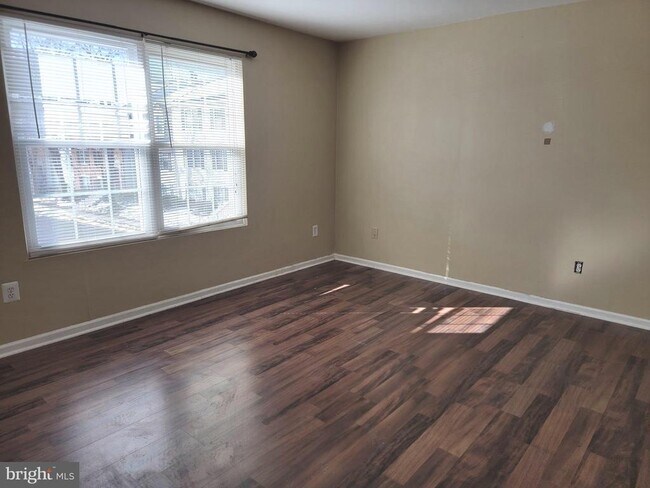 Building Photo - 9220 Niki Pl