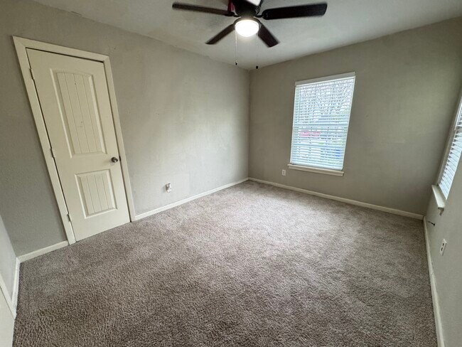 Building Photo - 406 Hillcrest St